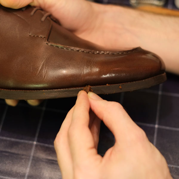 Apply shoe polish on the edges